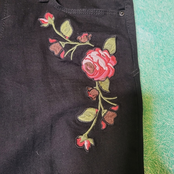 YMI Embroidered distressed black jeans Size 5 - Picture 3 of 6